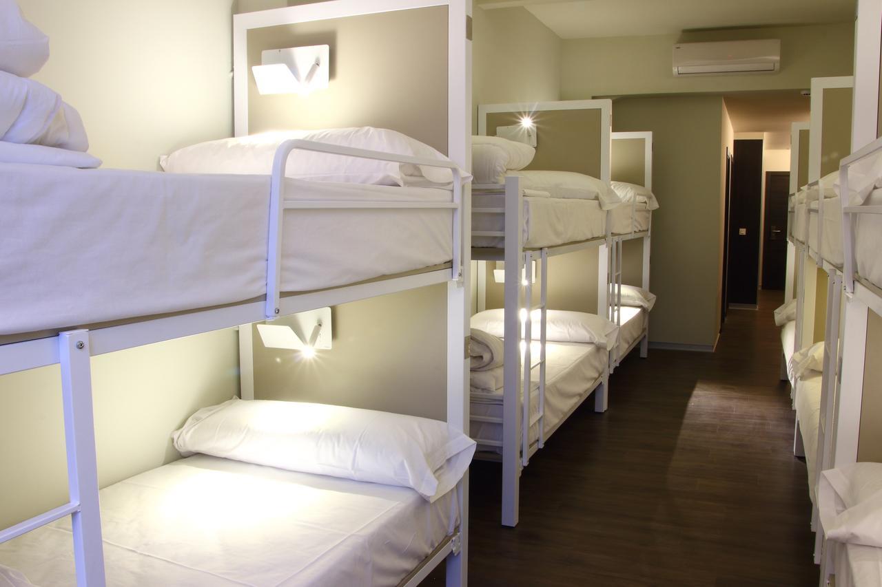 Litera Premium en habitación compartida mixta de 14 camas con baño privado